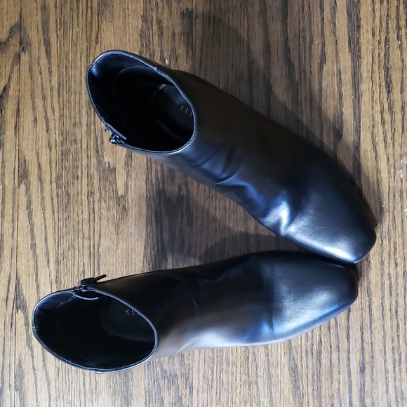 Kelly & Katie Black Heeled Zip Booties - Picture 2 of 9